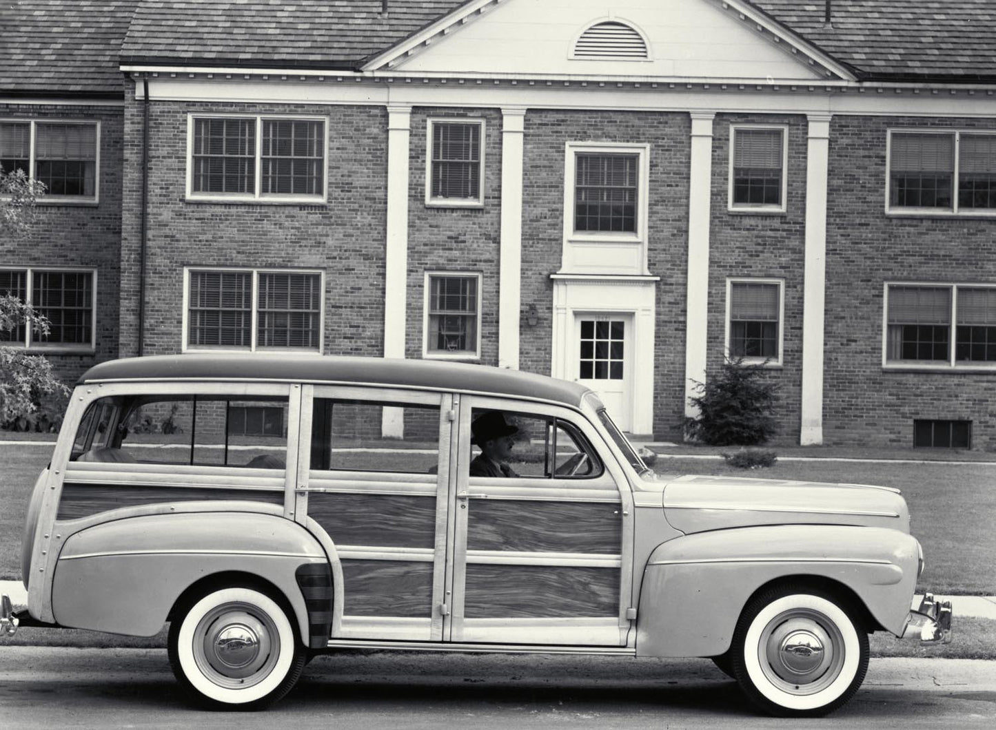 1942 Ford Station wagon  0401-0934