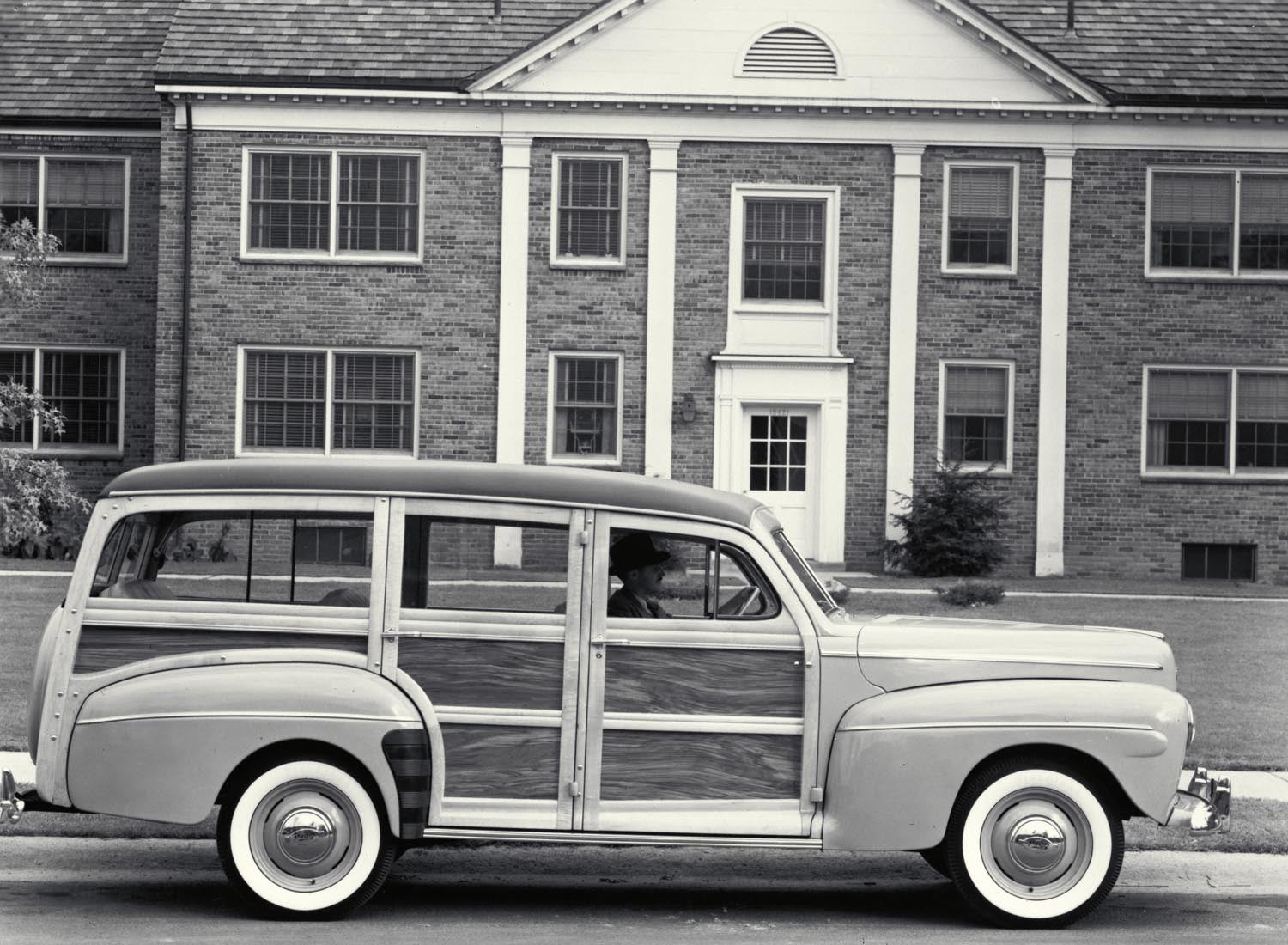 1942 Ford Station wagon  0401-0934