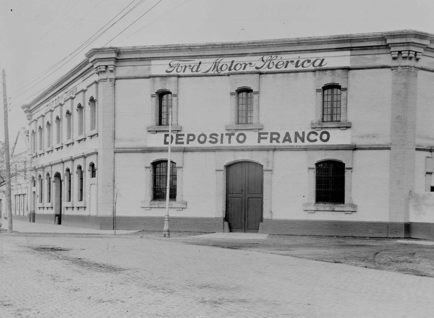 1943 Ford facility Barcelona Spain  0401-0975