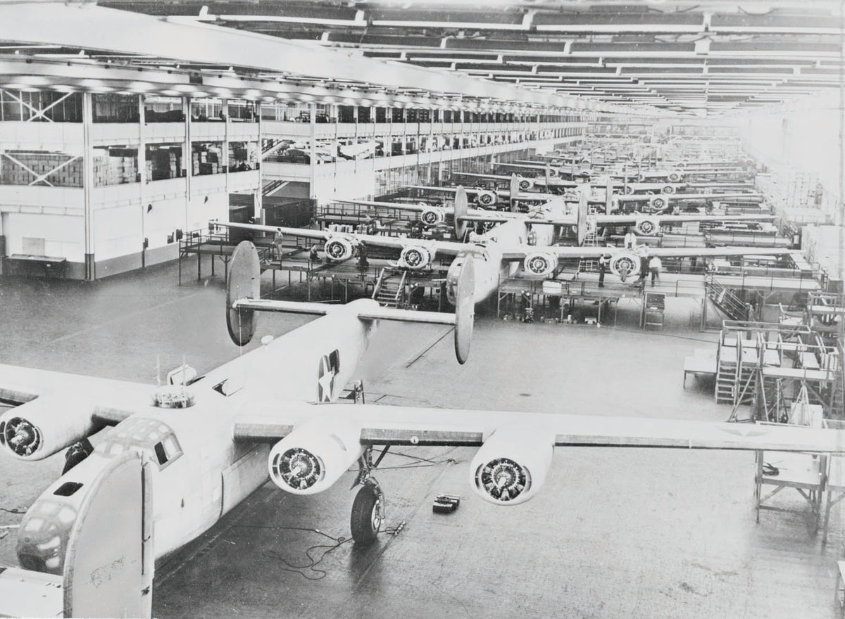 1943 Ford Willow Run Plant bomber production  0401-0983