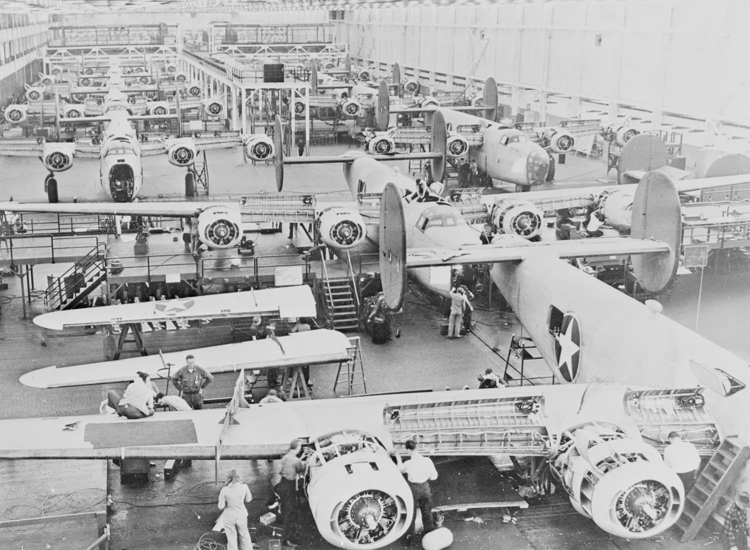 1943 Ford Willow Run Plant bomber production  0401-0984