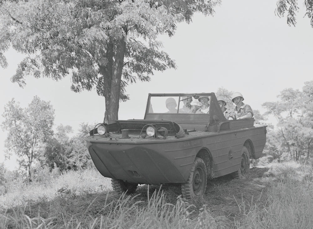 1943 U S Army amphabian vehicle  0401-0988