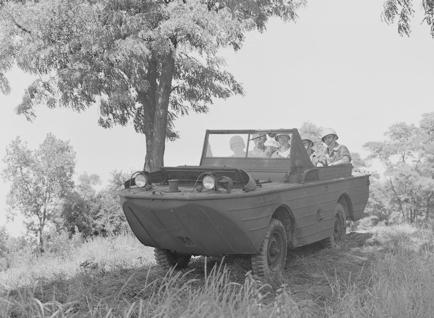 1943 U S Army amphabian vehicle  0401-0988