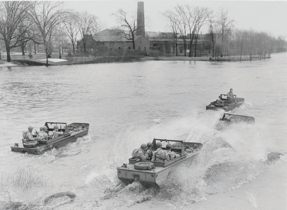 1943 U S Army amphibians in Huron River Ypsilanti  0401-0989