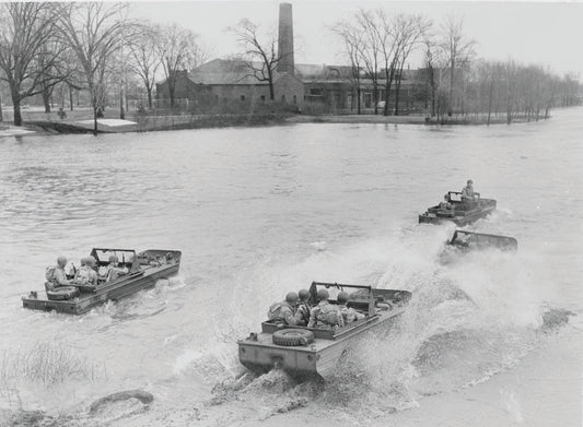 1943 U S Army amphibians in Huron River Ypsilanti  0401-0989