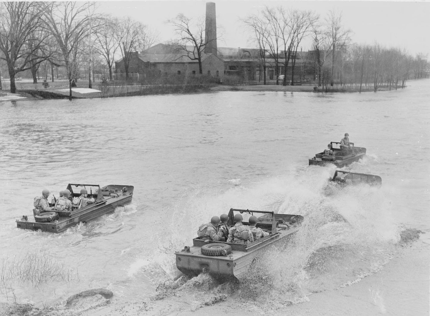 1943 U S Army amphibians in Huron River Ypsilanti  0401-0989