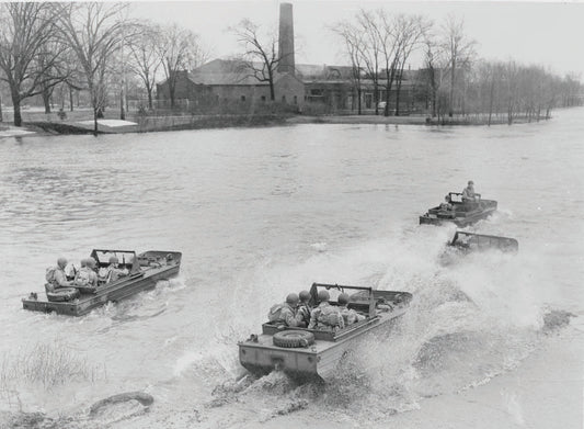 1943 U S Army amphibians in Huron River Ypsilanti  0401-0989