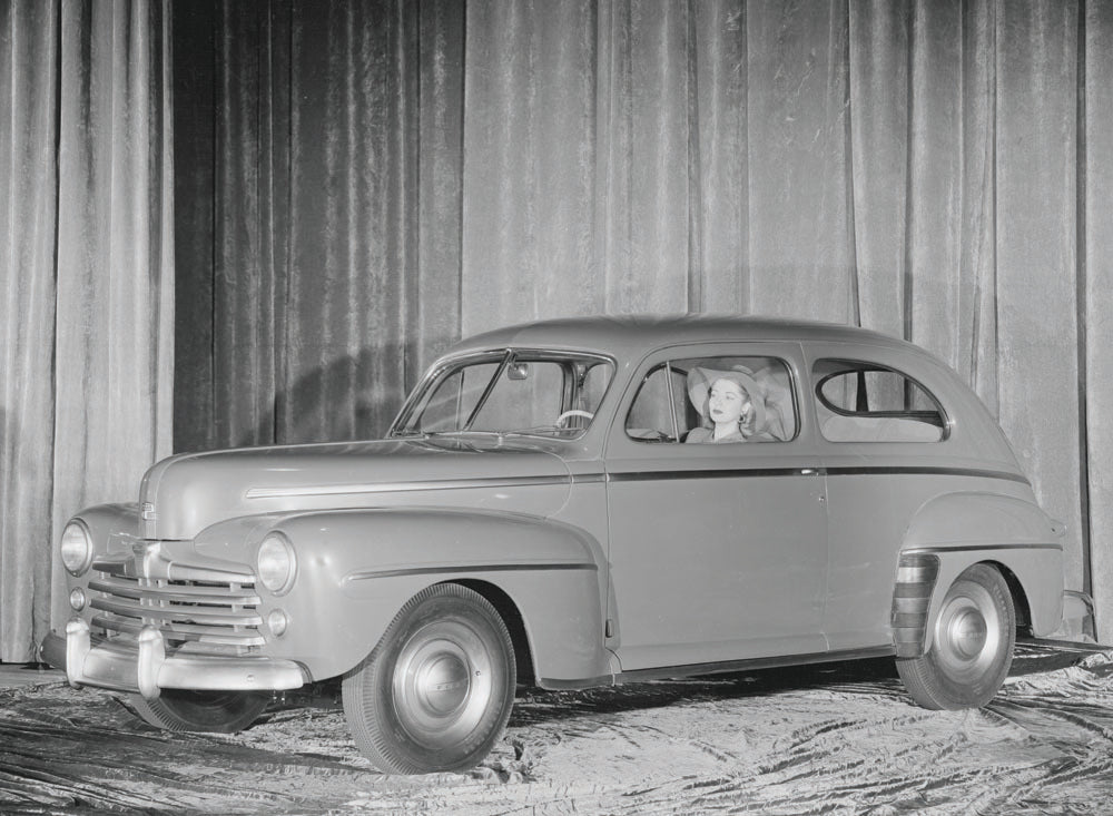 1947 Ford Tudor Sedan 0401-1076