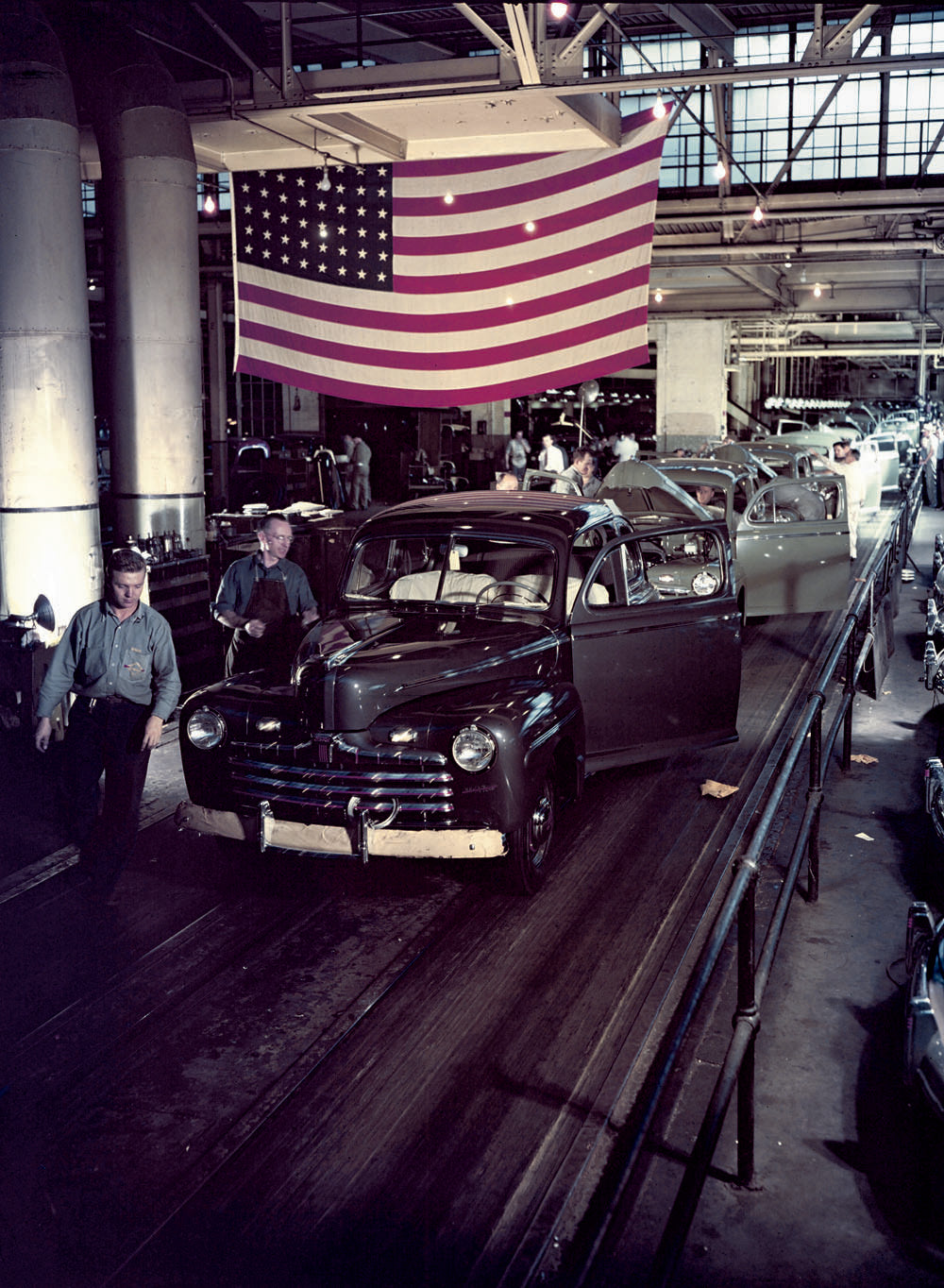 1946 Ford Rouge B Building cars leaving assembly l  0401-1314