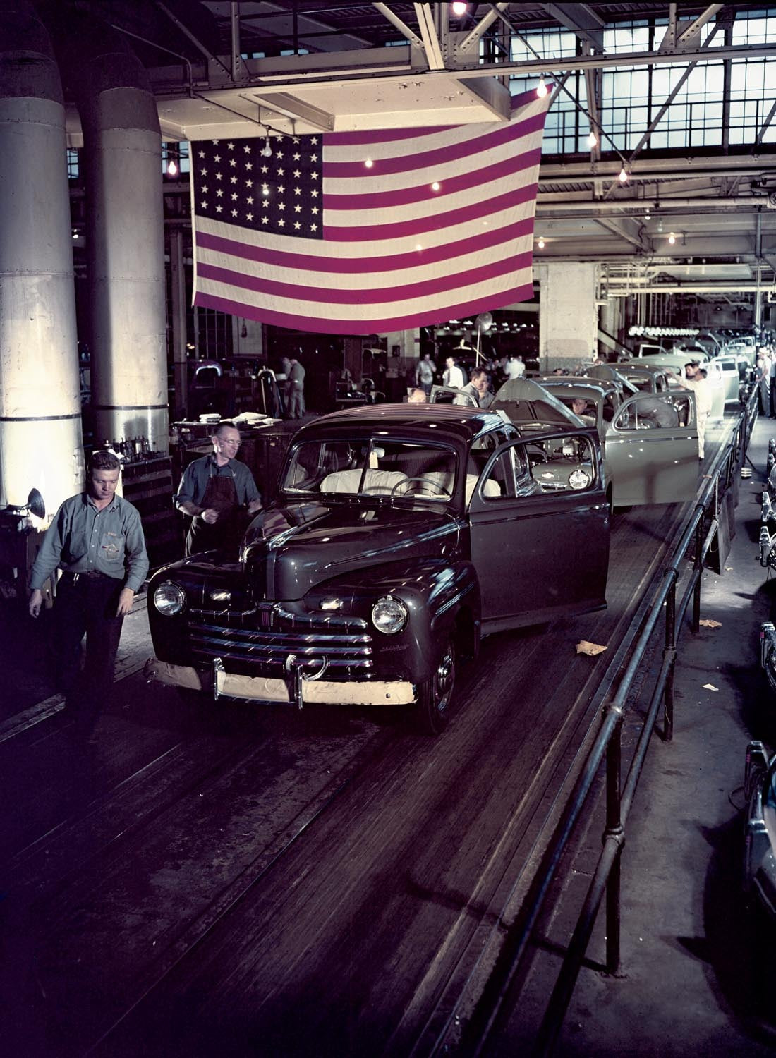 1946 Ford Rouge B Building cars leaving assembly l  0401-1314