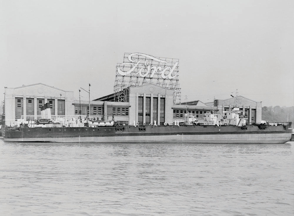 1946 Ford ships at Edgewater New Jersey 0401-1318