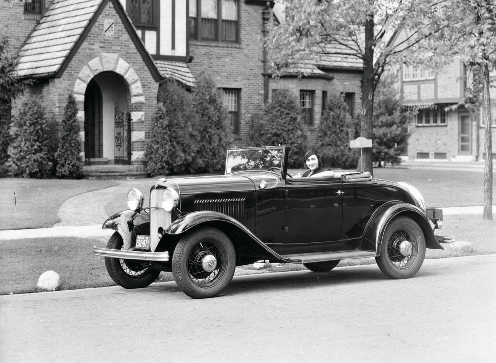 1932 Ford DeLuxe Cabriolet with Baroness Avonzo 0401-1370