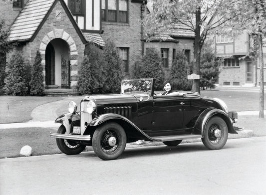 1932 Ford DeLuxe Cabriolet with Baroness Avonzo  0401-1370