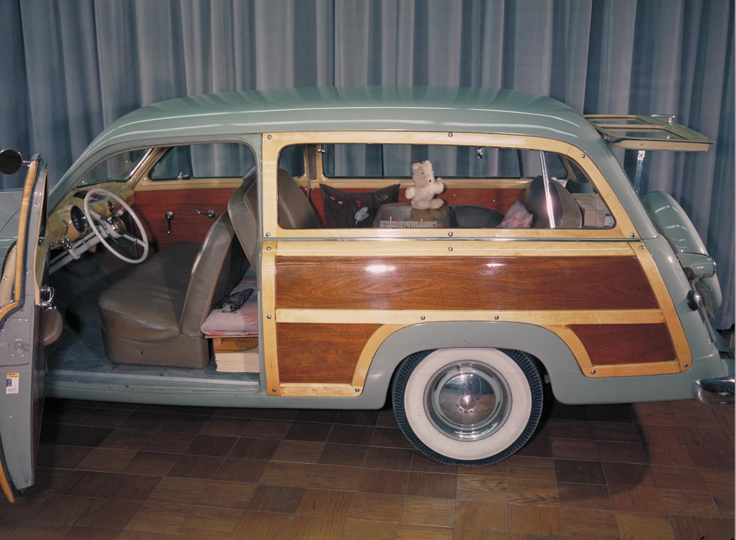 1949 Ford station wagon  0401-1406