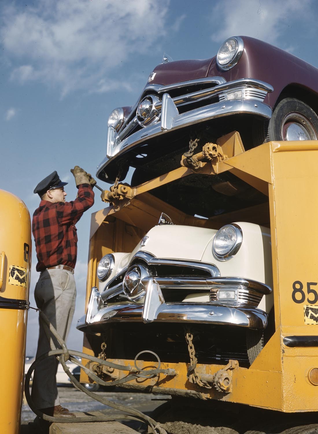 1950 Ford haulaway yard driver securing cars on tr  0401-1422