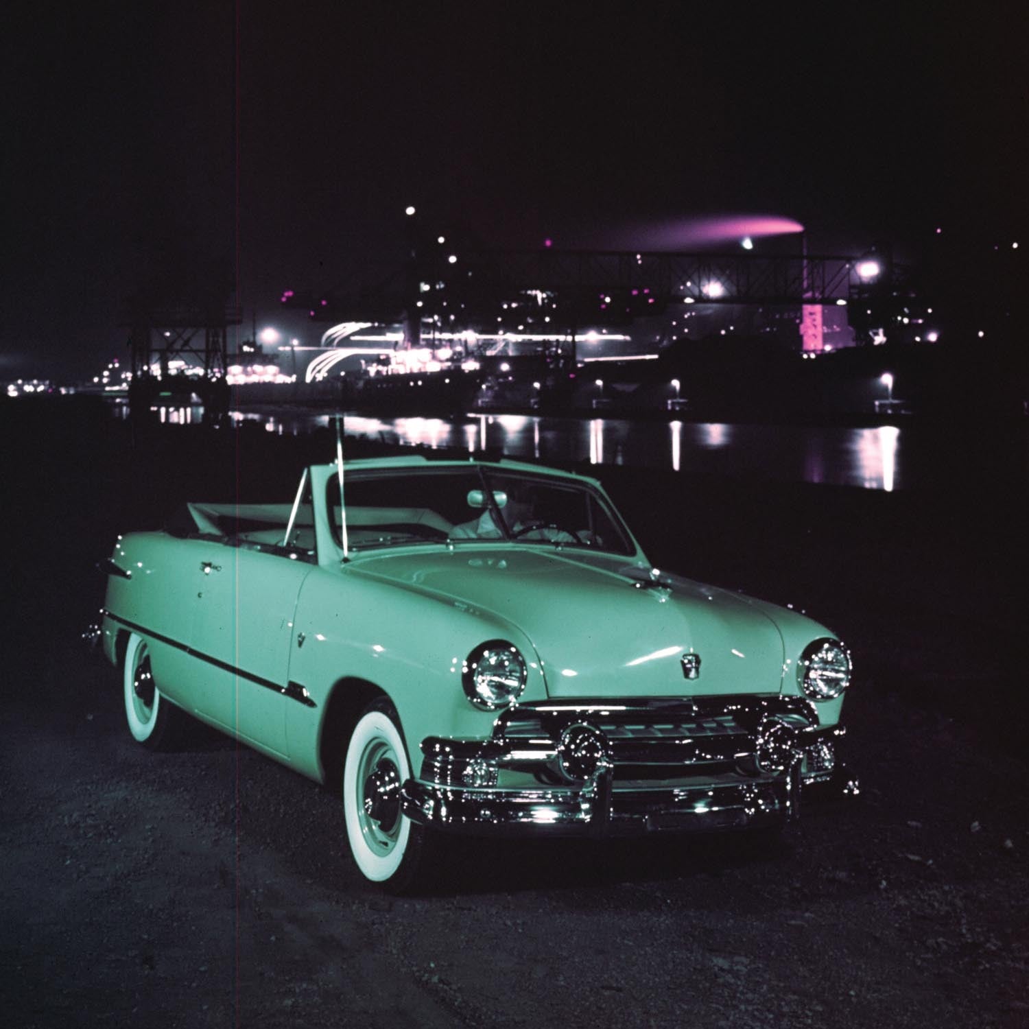 1951 Ford convertible at boat slip  0401-1436