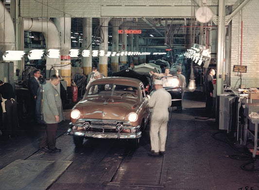1951 Ford on final assembly line  0401-1443