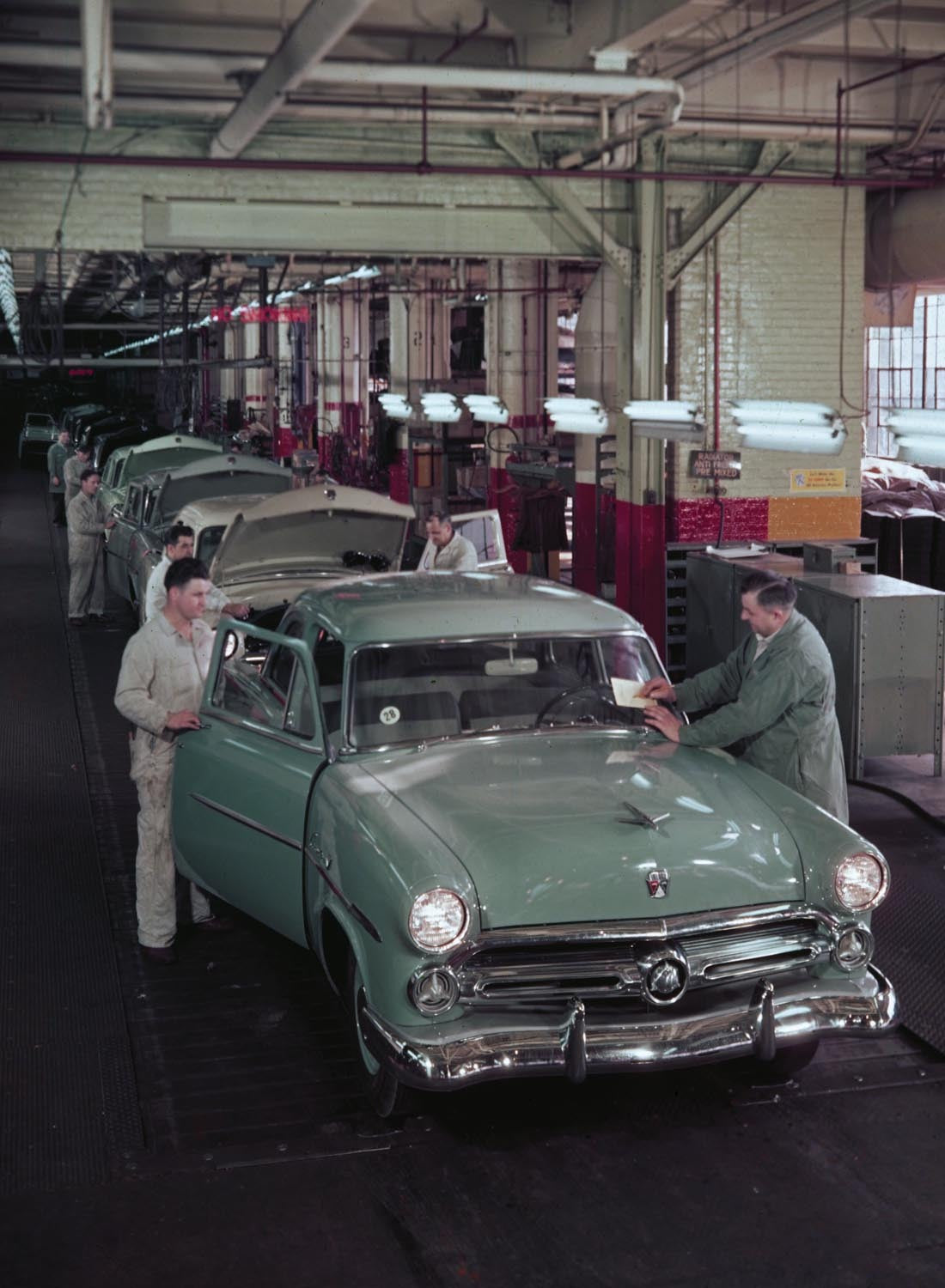 1952 ford on final assembly line  0401-1497