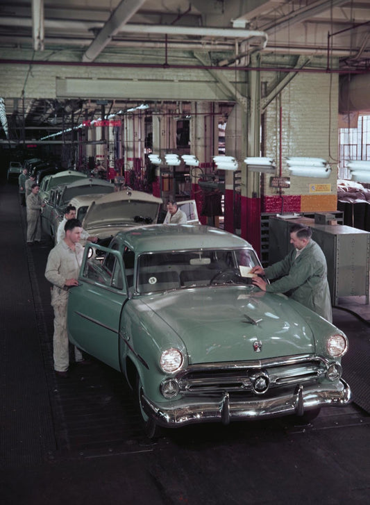 1952 ford on final assembly line  0401-1497