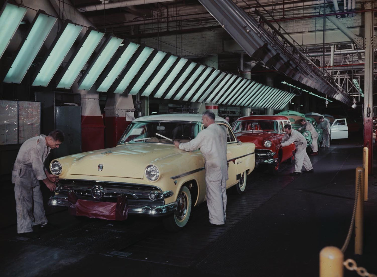 1954 Ford Dearborn Assembly Plant final line  0401-1565