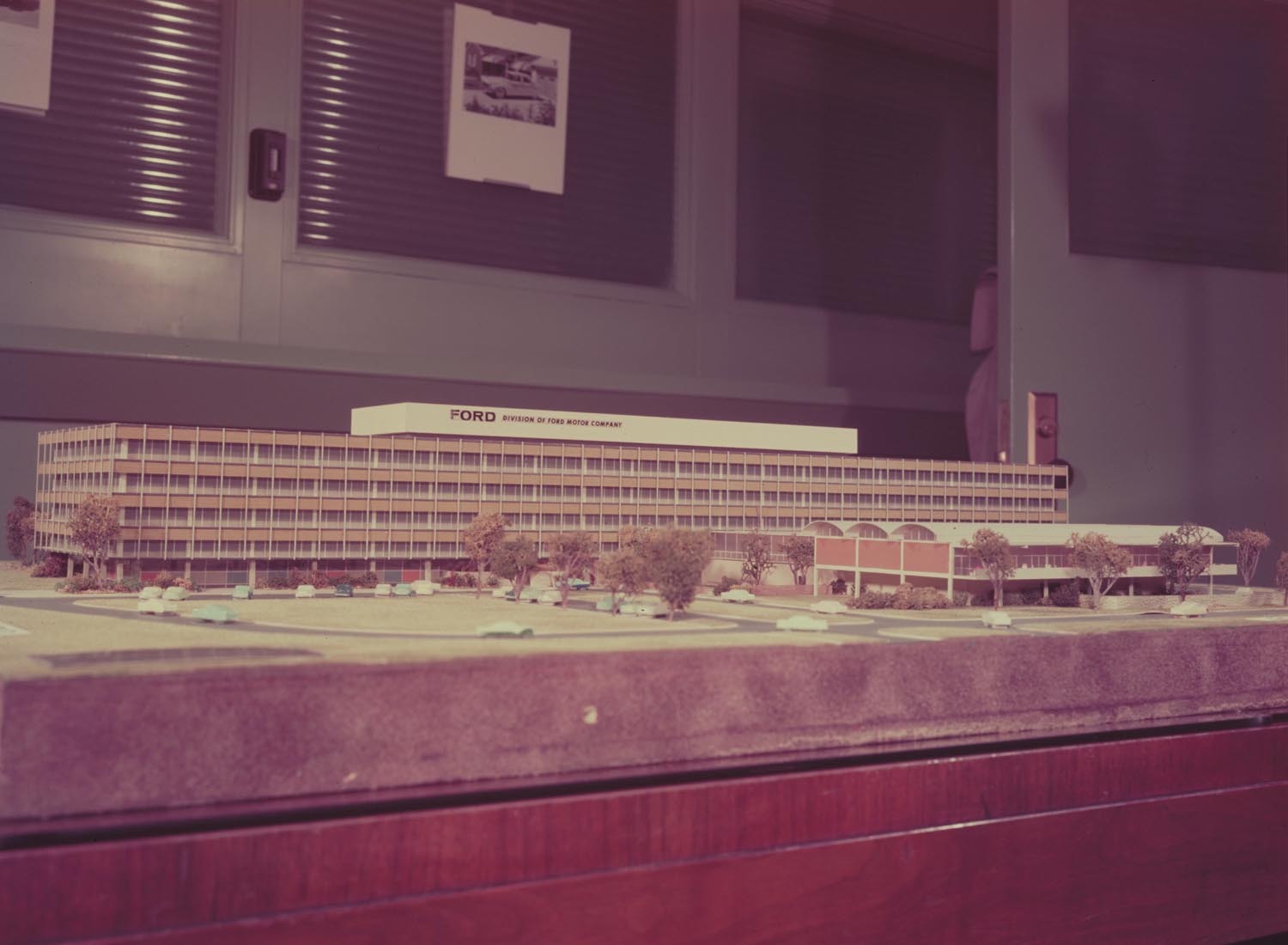 1955 Ford Division Building model  0401-1628