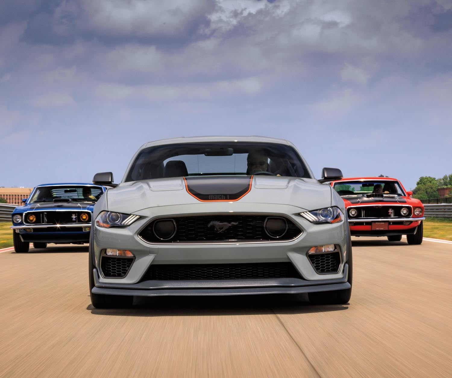 MUSTANG Mch1 DdFront Motn3VhlcRaceTrack 0404-5742