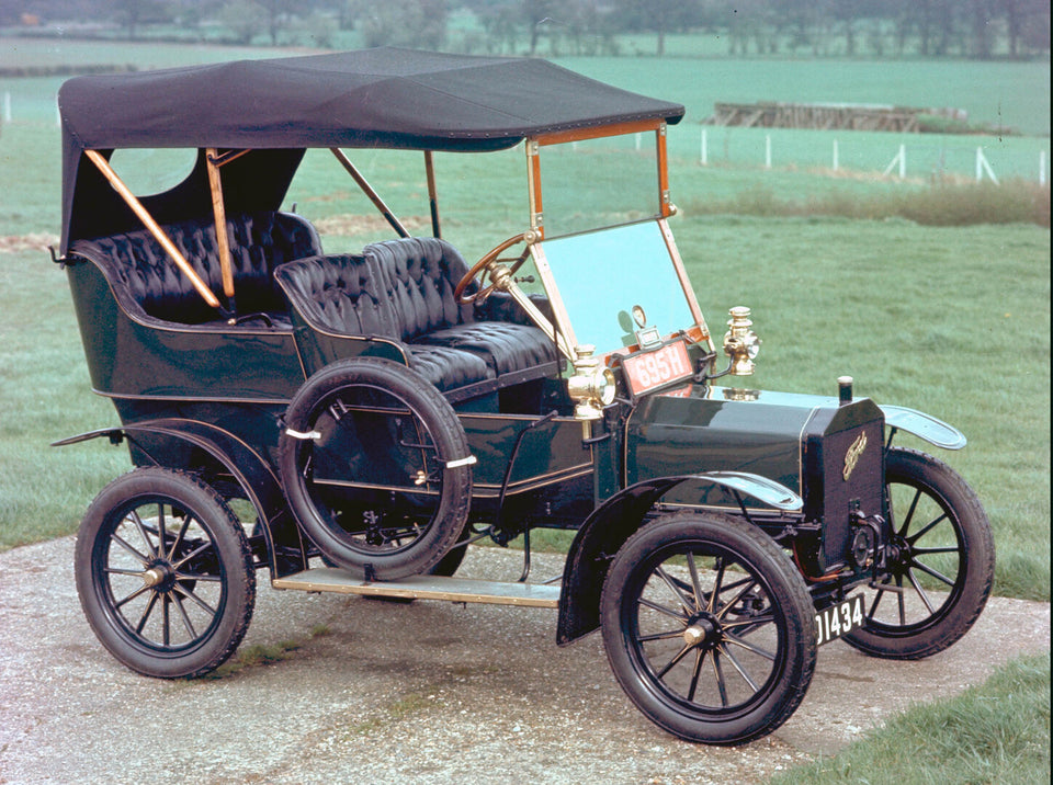 1906 Ford Model N side view in grassy field HV 1906-0009