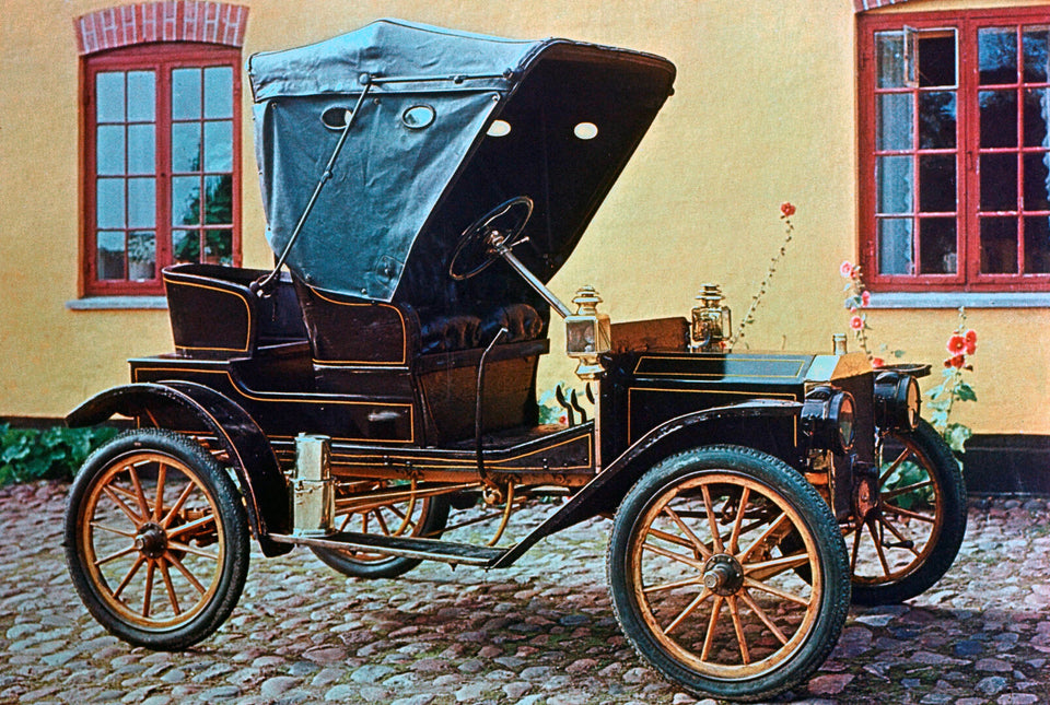 1907 Ford Model R side view on cobblestone street HV 1907-0005