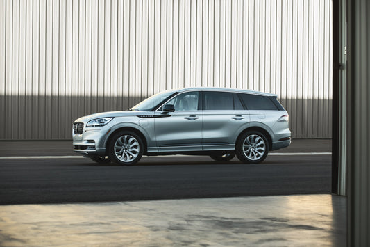 2020 Lincoln Aviator Grand Touring side view in front of building HV 2020-0014