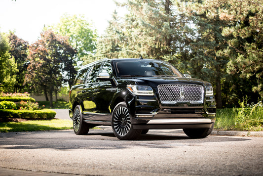 2018 Lincoln Navigator with scenic trees HV 2018-0020