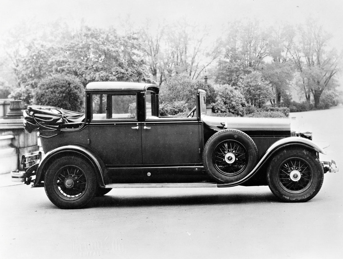 This archival image documents the 1930 Lincoln Brunn Model 175B and is preserved in the Ford Heritage Vault as part of Ford Motor Company's historic photographic archive. Free for personal, non-commercial use. Ford Heritage Vault reference AR-2008...