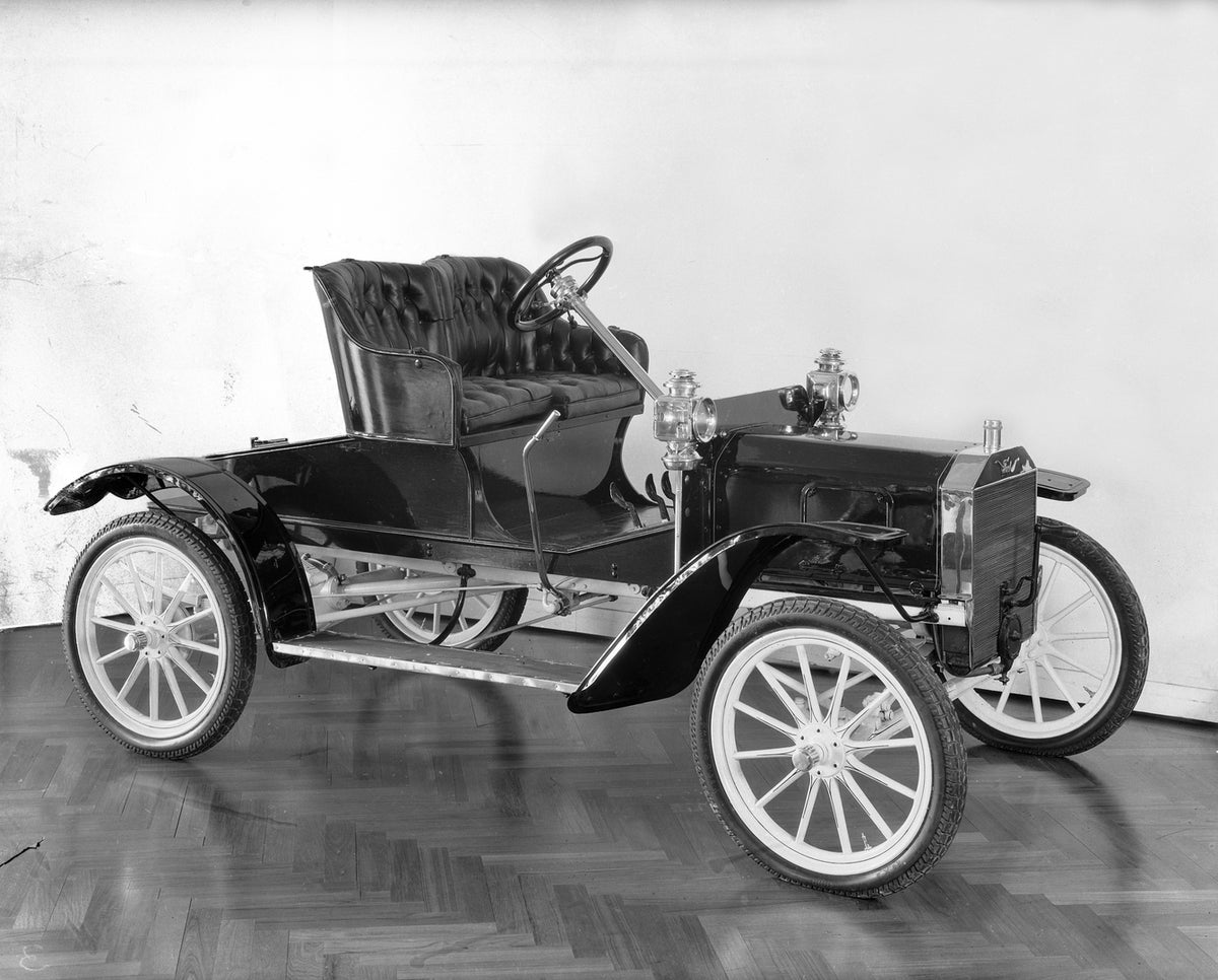 This archival image documents the 1906 Ford Model N and is preserved in the Ford Heritage Vault as part of Ford Motor Company's historic photographic archive. Free for personal, non-commercial use. Ford Heritage Vault reference AR-2008-8.1.4.69.