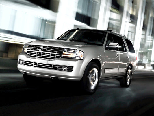 2014 Lincoln Navigator action shot on city street HV 2014-0028